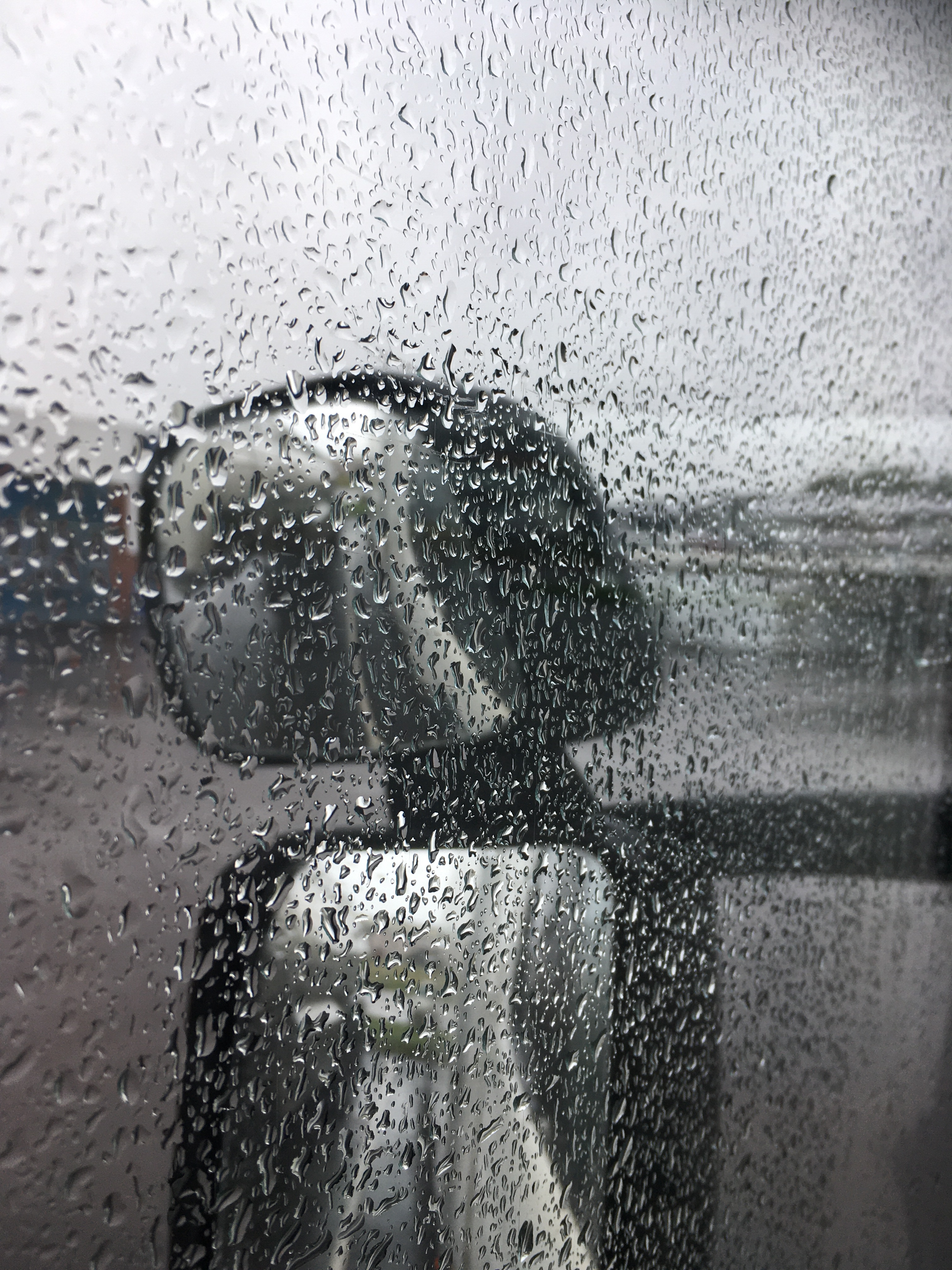 Regn tunga skyar utanför 